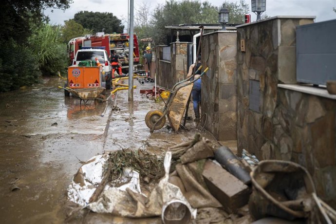 Calle y vehículos cubiertos de barro a causa de las lluvias torrenciales, a 4 de octubre de 2026, en Montornès del Vallès, Barcelona, Catalunya (España)