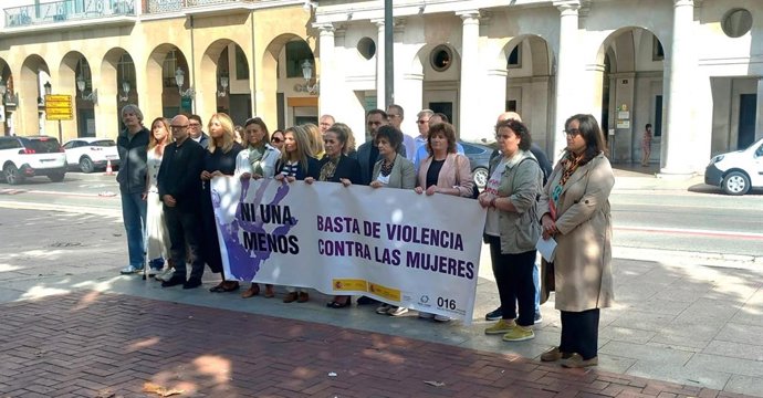 Minuto de silencio en Logroño tras los últimos asesinatos "insportables" por violencia de género