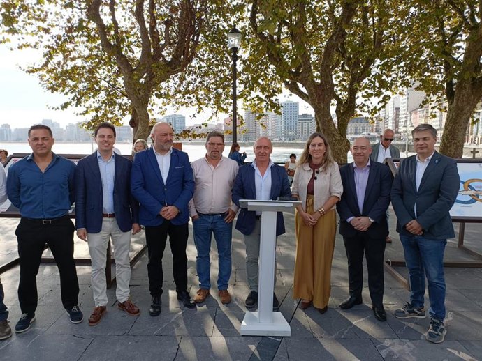 El concejal de Atención a la Ciudadanía y Distritos de Gijón, Abel Junquera,  inaugura la I Semana de la Hispanidad, junto a otros ediles y representantes de entidades colaboradoras.