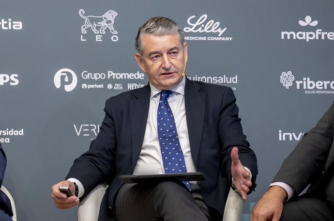 El vicepresidente primero y consejero de Presidencia, Sanidad y Emergencias de la Junta de Andalucía, Antonio Sanz, interviene en el VII Simposio del Observatorio de la Sanidad 'Sanidad 2030, del diagnóstico a la acción'.