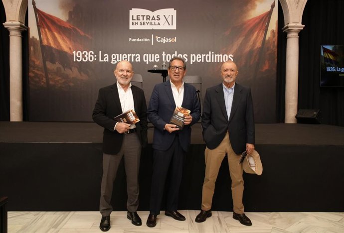 El periodista Jesús Vigorra; el presidente de la Fundación Cajasol, Antonio Pulido, y el escritor Arturo Pérez-Reverte, en la presentación de las jornadas sobre la Guerra Civil