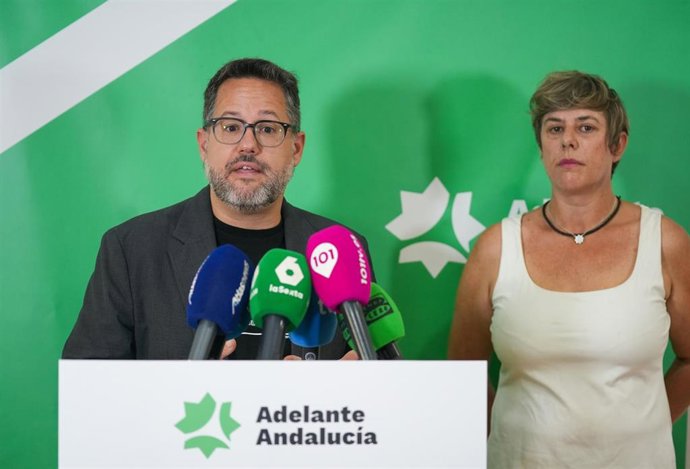 El portavoz de Adelante Andalucía, José Ignacio García, ofrece una rueda de prensa en relación a la elecciones del 29N. 
