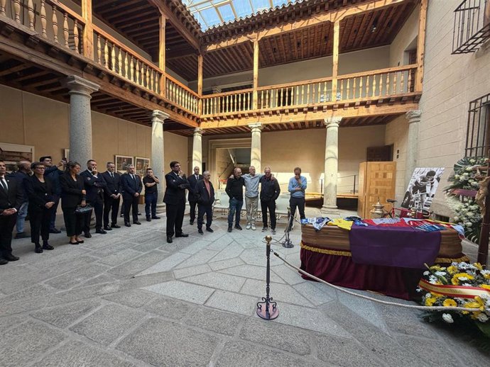 El alcalde de Ávila y la Corporación municipal reciben el féretro con los restos mortales del exciclista Ángel Arroyo.