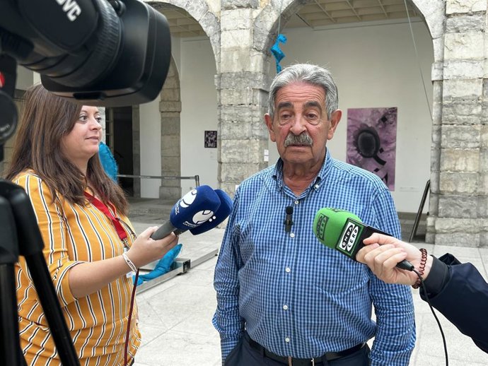 Archivo - (Foto de archivo) El secretario general del PRC y expresidente de Cantabria, Miguel Ángel Revilla, hace declaraciones a los medios en el Parlamento.