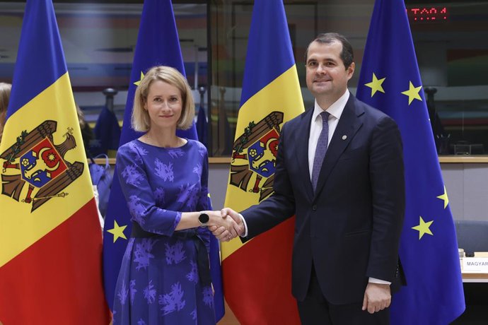 A Alta Representante da UE para Assuntos Externos, Kaja Kallas, com o primeiro-ministro da Moldávia, Vasile Tofan.