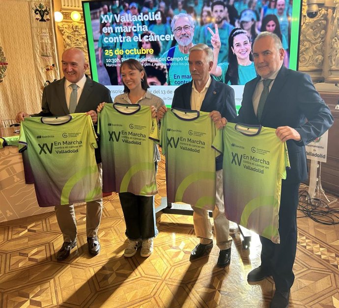 El alcalde de Valladolid, Jesús Julio Carnero; la investigadora predoctoral Beatriz Gutiérrez, el presidente de la AECC en Valladolid, Artemio Domínguez; y el director comercial de Iberdrola en Castilla y León, Tomás Nistal (de izda a dcha).