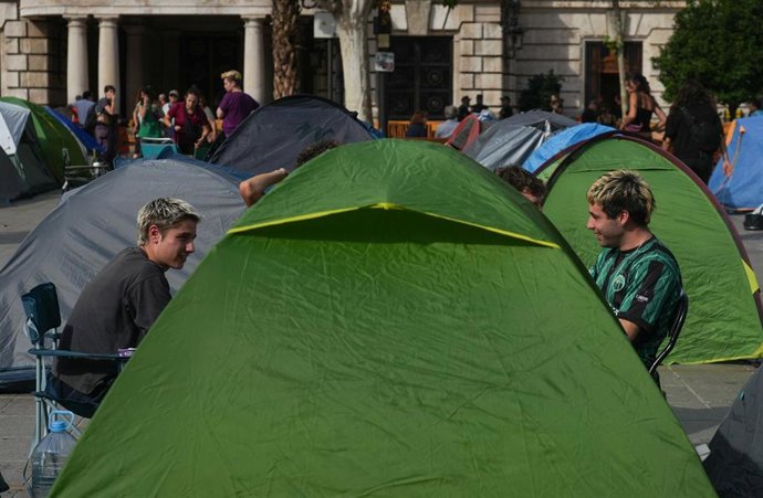Imagen del domingo de personas acampadas en la Plaza del Ayuntamiento, a 4 de octubre de 2026, en Valencia, Comunidad Valenciana (España).   
