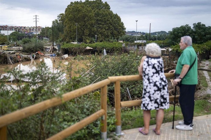 Dos personas observan el barro y el agua embolsada a causa de las lluvias torrenciales, a 4 de octubre de 2026, en Montornès del Vallès, Barcelona, Catalunya (España).