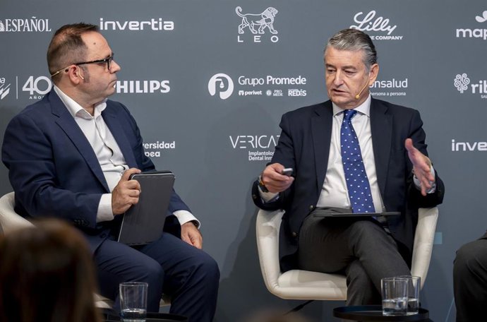 El vicepresidente primero y consejero de Presidencia, Sanidad y Emergencias de la Junta de Andalucía, Antonio Sanz (d), interviene en el VII Simposio del Observatorio de la Sanidad 'Sanidad 2030, del diagnóstico a la acción'.