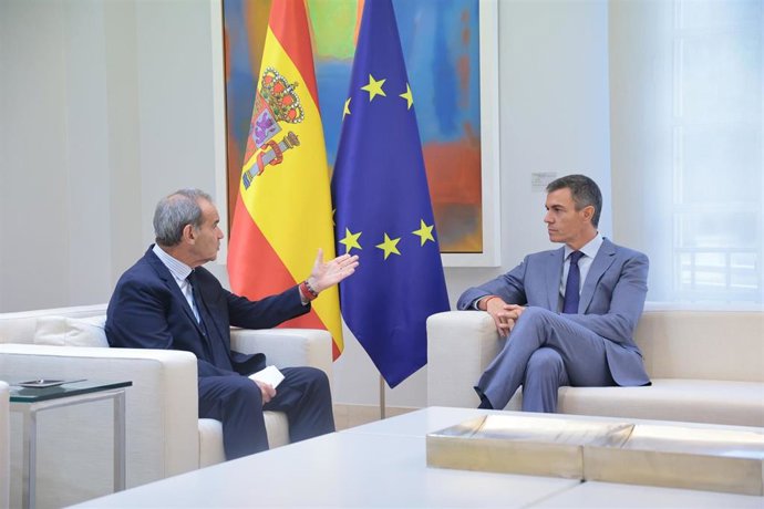 El presidente del gobierno, Pedro Sánchez (d), durante un encuentro con el secretario general Iberoamericano, Andrés Allamand (i), en el Complejo de la Moncloa, a 16 de septiembre de 2026