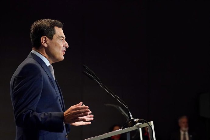 El presidente de la Junta de Andalucía, Juanma Moreno, interviene en un encuentro-coloquio.