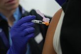 Foto: Salud inicia la campaña de vacunación contra gripe y Covid-19 por primera vez con 'txertogunes' en los tres territorios