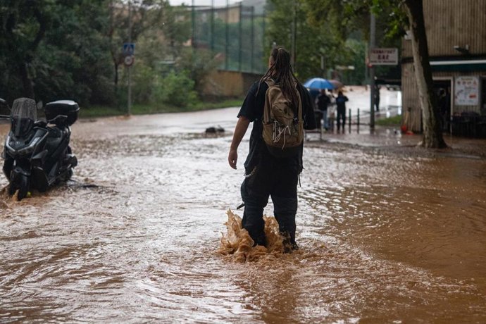 Inundaciones tras las fuertes lluvias de este lunes por la mañana en Barcelona