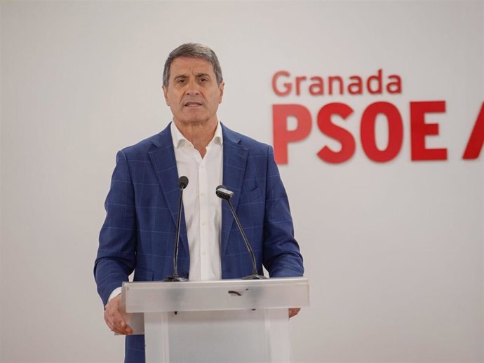 Archivo - El secretario general del PSOE de Granada, Pedro Fernández asegura que las elecciones generales del 29N "permitirán a la ciudadanía decidir entre seguir avanzando en derechos y bienestar o regresar a las políticas de recortes y privilegios".