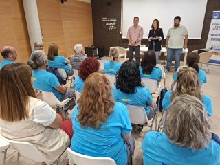 Marina Montes (centro, al fondo), durante su encuentro con comerciantes de Priego de Córdoba.