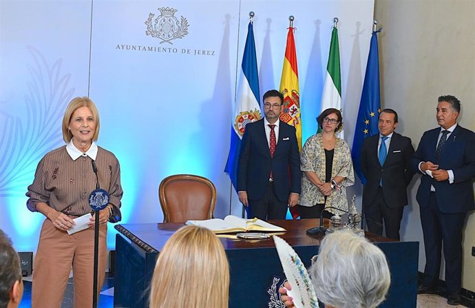 La alcaldesa de Jerez de la Frontera (Cádiz), María José García-Pelayo, en una recepción oficial en el Ayuntamiento a las personas elegidas para encarnar a los Reyes Magos de Oriente este 2027.