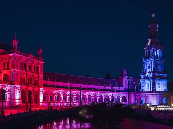 Archivo - La Plaza de España durante la celebración de Icónica Santalucía Sevilla Fest