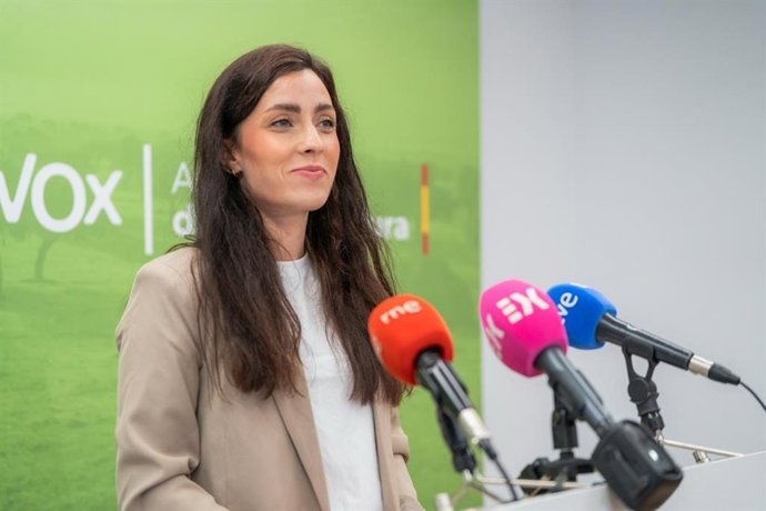 La portavoz de Vox en la Asamblea de Extremadura, Inés Checa, en rueda de prensa