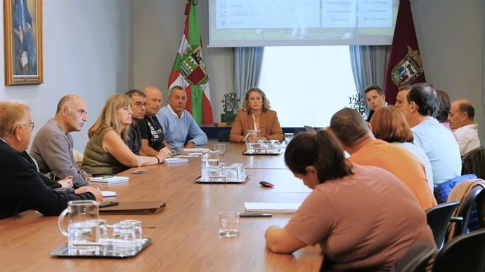 Noemi Agirre foru diputatua nekazaritzako sindikatuen eta Arabako nekazaritza eta abeltzaintza elkarteen ordezkariekin