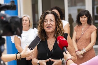 La consejera de Educación de la Junta de Andalucía, María del Carmen Castillo, atiende a los medios tras supervisar las mejoras en las instalaciones del colegio de Infantil y Primaria Buenavista de Balanegra (Almería). 