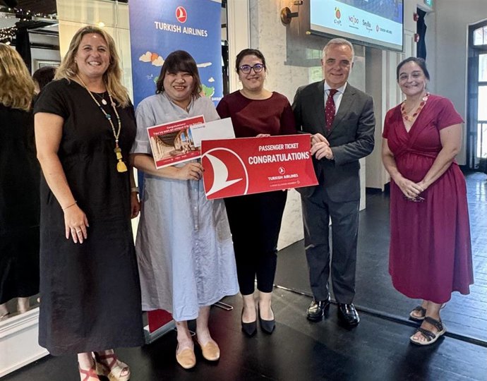 El delegado de Hacienda, Juan Bueno, junto a la delegada de Turismo, Angie Moreno y  la dirección del Singapore Tourism Board (STB)