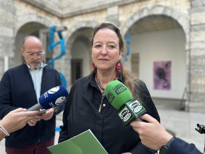 Archivo - La portavoz parlamentaria de Vox, Leticia Díaz,en declaraciones a los medios.