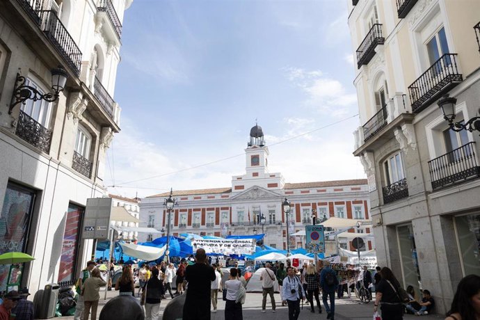 Decenas de personas pasean por la Puerta del Sol, a 30 de septiembre de 2026, en Madrid (España). La acampada por la vivienda instalada en la Puerta del Sol ha obligado a aplazar el montaje de la exposición '1776-We The Hispanics', prevista desde este jue