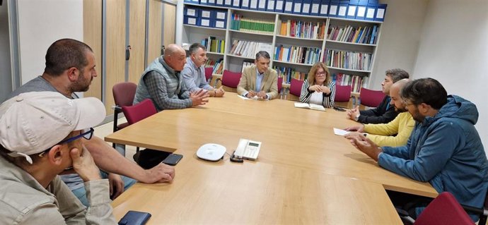 El viceconsejero de Industria, Juan Carlos Campo, y la directora general de Empleo y Asuntos Laborales, Judit Flórez (en la cabecera de la mesa en la imagen), en la reunión con representantes del comité de empresa de Santa Bárbara Sistemas en Trubia.