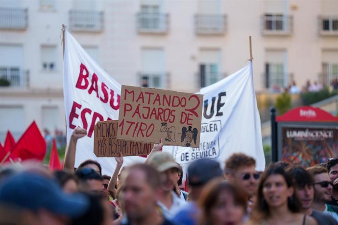 Imágenes de la manifestación por las calles de Sevilla por el derecho a la vivienda.