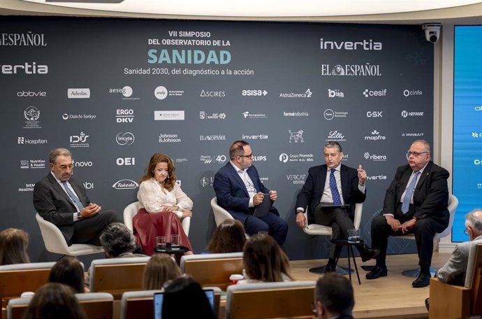 El vicepresidente primero y consejero de Presidencia, Sanidad y Emergencias de la Junta de Andalucía, Antonio Sanz (2d), interviene en el VII Simposio del Observatorio de la Sanidad 'Sanidad 2030, del diagnóstico a la acción'.