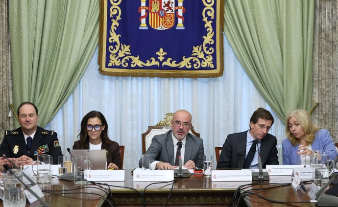 Archivo - El alcalde de Madrid, José Luis Martínez-Almeida (2d), y el delegado del Gobierno en la Comunidad de Madrid, Francisco Martín (c), presiden el Consejo y la Junta Local de Seguridad de la ciudad de Madrid