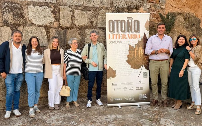 El concejal de Cultura, Jorge Suárez, junto a algunos de los escritores que participarán en el VII Otoño Literario de Cáceres