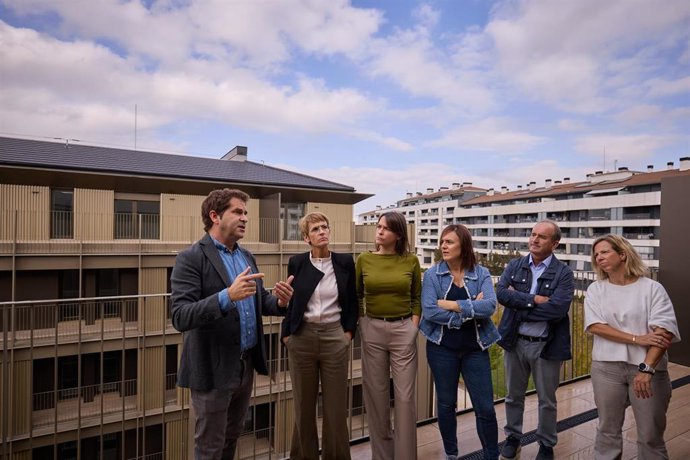 La presidenta de Navarra, María Chivite, visita en Mutilva 70 nuevas viviendas de alquiler social y asequible de EtxeON Navarra.