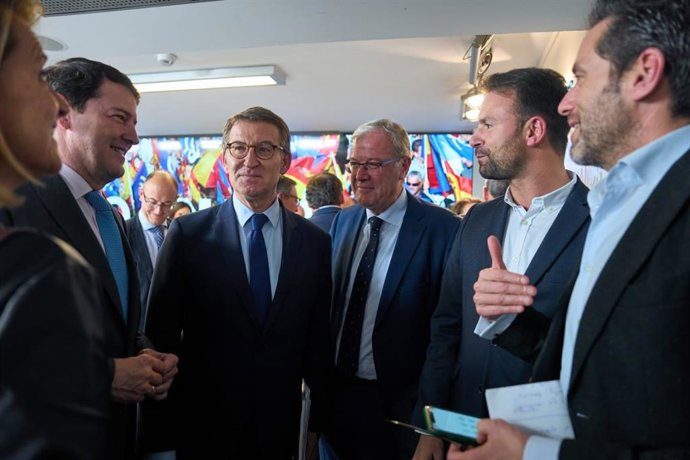 Archivo - El presidente del PP de Asturias, Álvaro Queipo, en un comité ejecutivo del PP junto a Alberto Núñez Feijóo.
