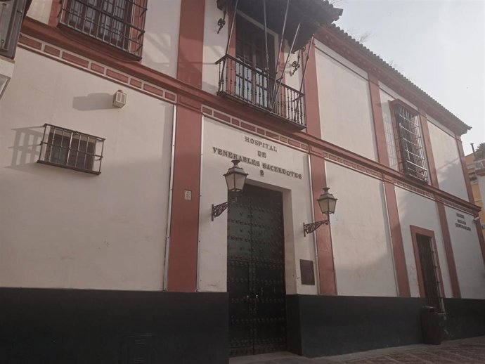 Archivo - Fachada del antiguo Hospital de Los Venerables, en foto de archivo