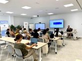 Foto: Una quincena de mujeres participan en un programa de reorientación laboral para mayores de 45 años