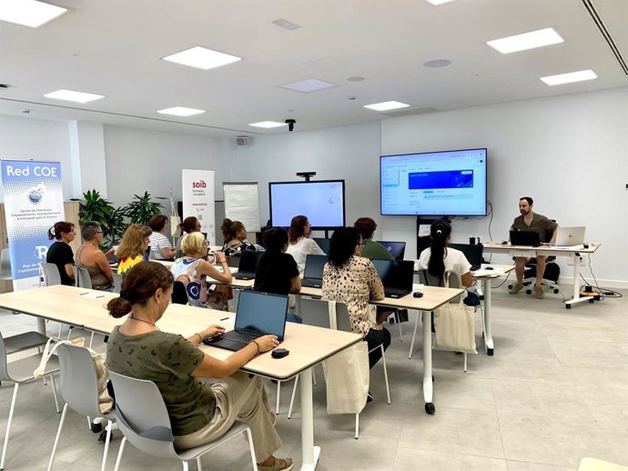 Una quincena de mujeres participan en un programa de reorientación laboral para mayores de 45 años.