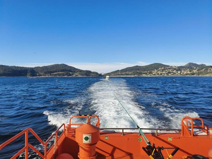 Remolque de una embarcación en Cangas (Pontevedra).