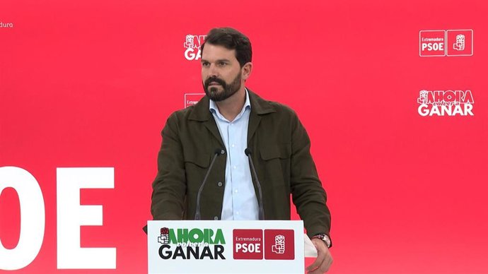 El secretario general del PSOE de Extremadura, Álvaro Sánchez Cotrina, en rueda de prensa