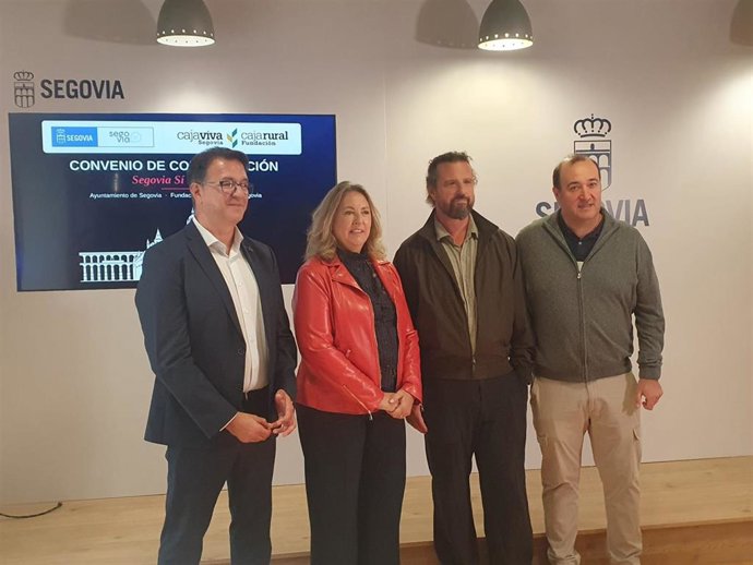 El presidente de Fundación Caja Rural, Ángel LLorente (izda); la concejala de Innovación, May Escobar, y los organizadores de 'MajoConf', Joaquín Díez y Javier Serrano