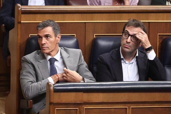 El presidente del Gobierno, Pedro Sánchez, y el vicepresidente primero y ministro de Economía, Empresa y Comercio, Carlos Cuerpo.