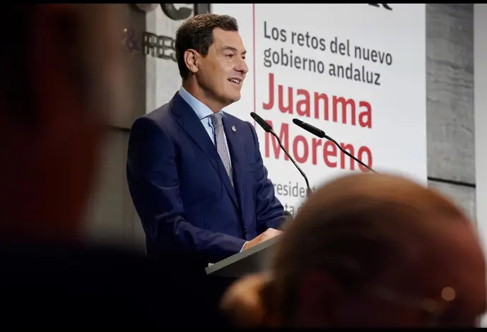 El presidente de la Junta de Andalucía, Juanma Moreno, interviene en el encuentro-coloquio Diálogos Sur.