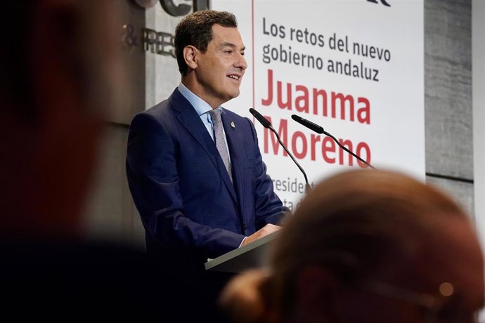 El presidente de la Junta de Andalucía, Juanma Moreno, interviene en el encuentro-coloquio Diálogos Sur.
