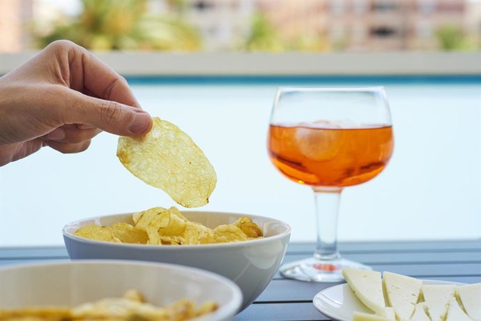 Archivo - Arquivo - Batatas fritas e bebida.