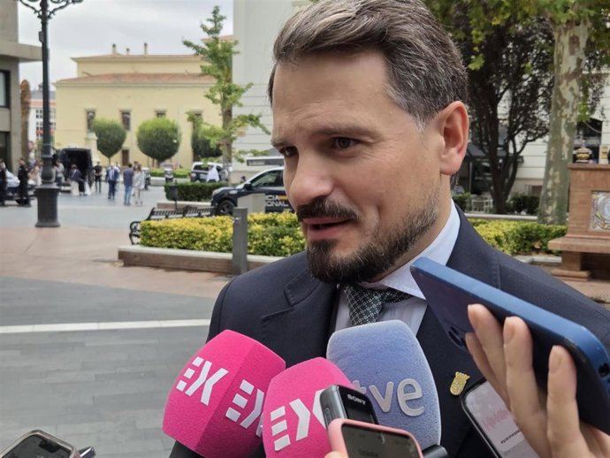 El vicepresidente y consejero de Presidencia, Acción de Gobierno, Interior y Emergencias de la Junta de Extremadura y secretario general del PP de Extremadura, Abel Bautista, atiende a los medios de comunicación en Badajoz.