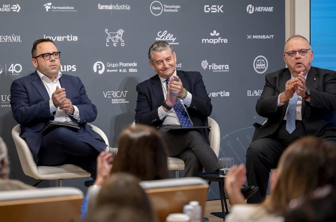 El vicepresidente primero y consejero de Presidencia, Sanidad y Emergencias de la Junta de Andalucía, Antonio Sanz (c), interviene en el VII Simposio del Observatorio de la Sanidad 'Sanidad 2030, del diagnóstico a la acción'.