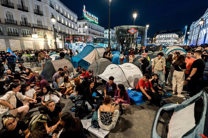 Decenas de personas continúan acampadas, a 29 de septiembre de 2026, en Madrid (España).