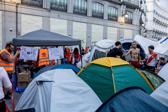 Decenas de personas acampadas, en la Puerta del Sol, a 1 de octubre de 2026, en Madrid (España). El quinto día de acampada en la Puerta del Sol de Madrid ha reunido más tiendas de campaña, y la instalación de nuevos toldos ha cubierto más espacio de la pl