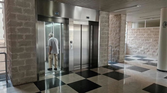 Ascensores de la entrada del Hospital Juan Ramón Jiménez.