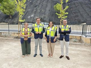 Aurelio Fernández y Carmen Granados (centro), durante la visita a las obras ejecutadas en Jauja.